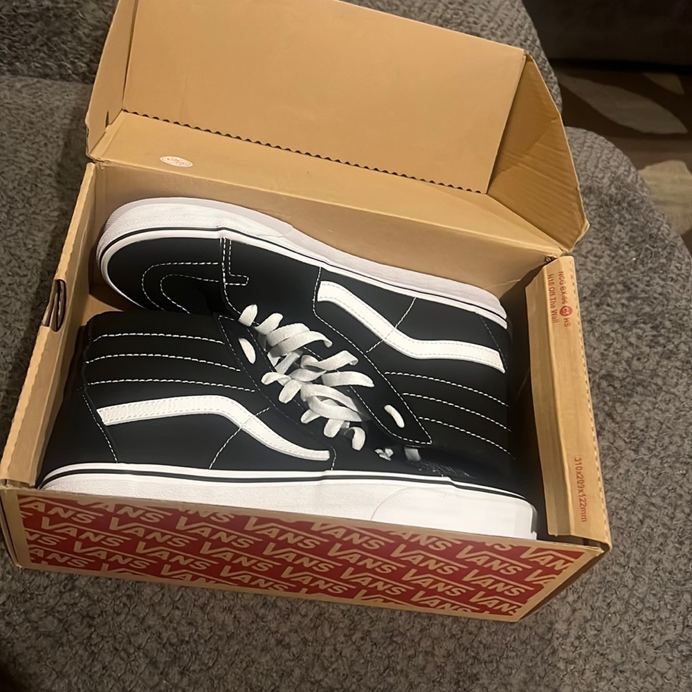 High top Vans. Never worn. Perfect condition.